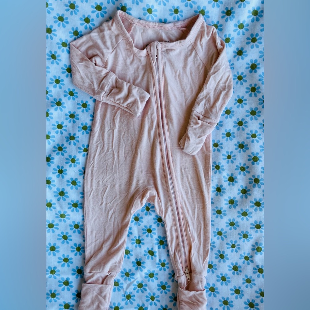 Newborn bamboo footie pajamas. Light pink 🩷